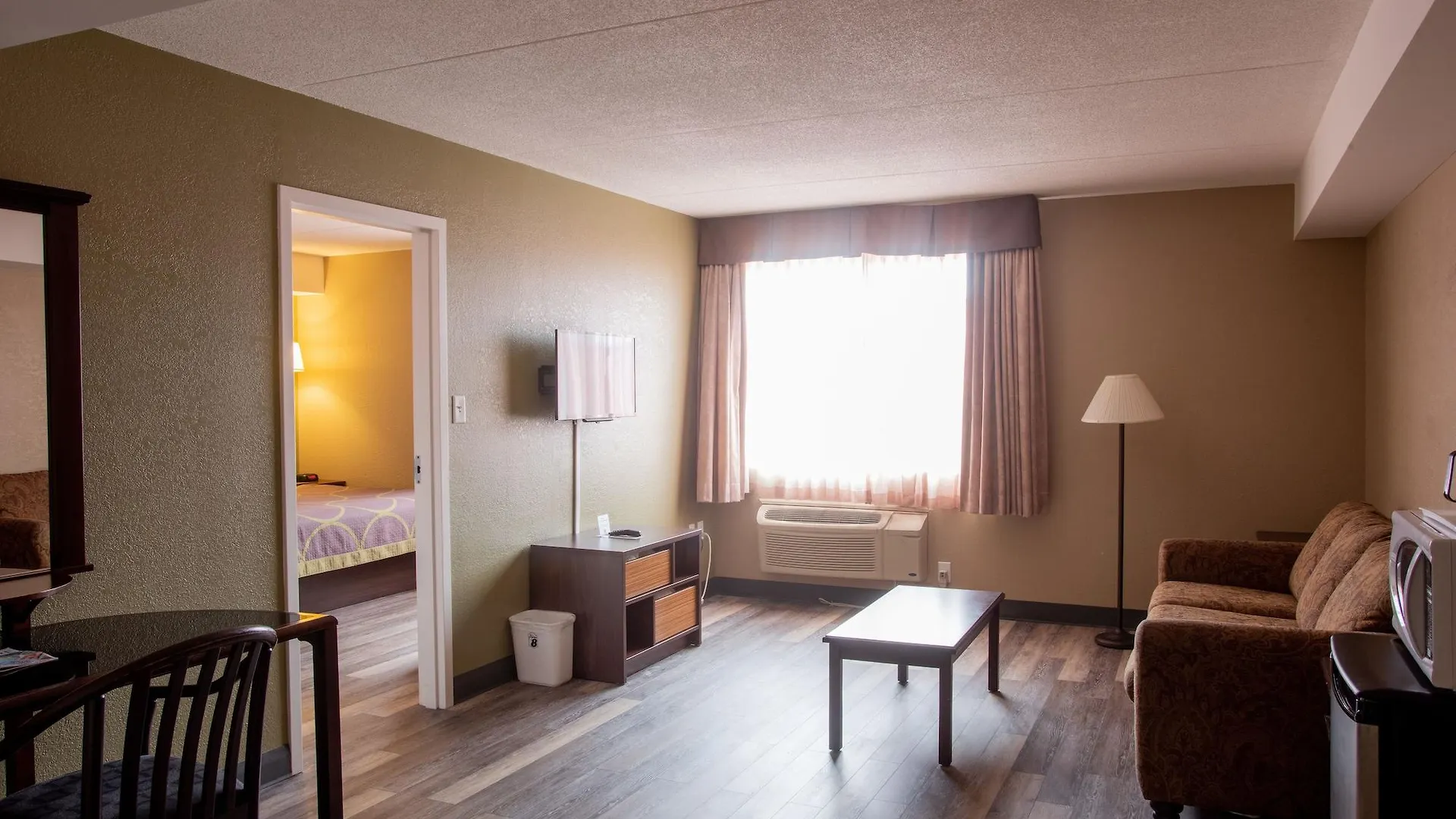 Super 8 By Wyndham Mississauga Hotel 2*,