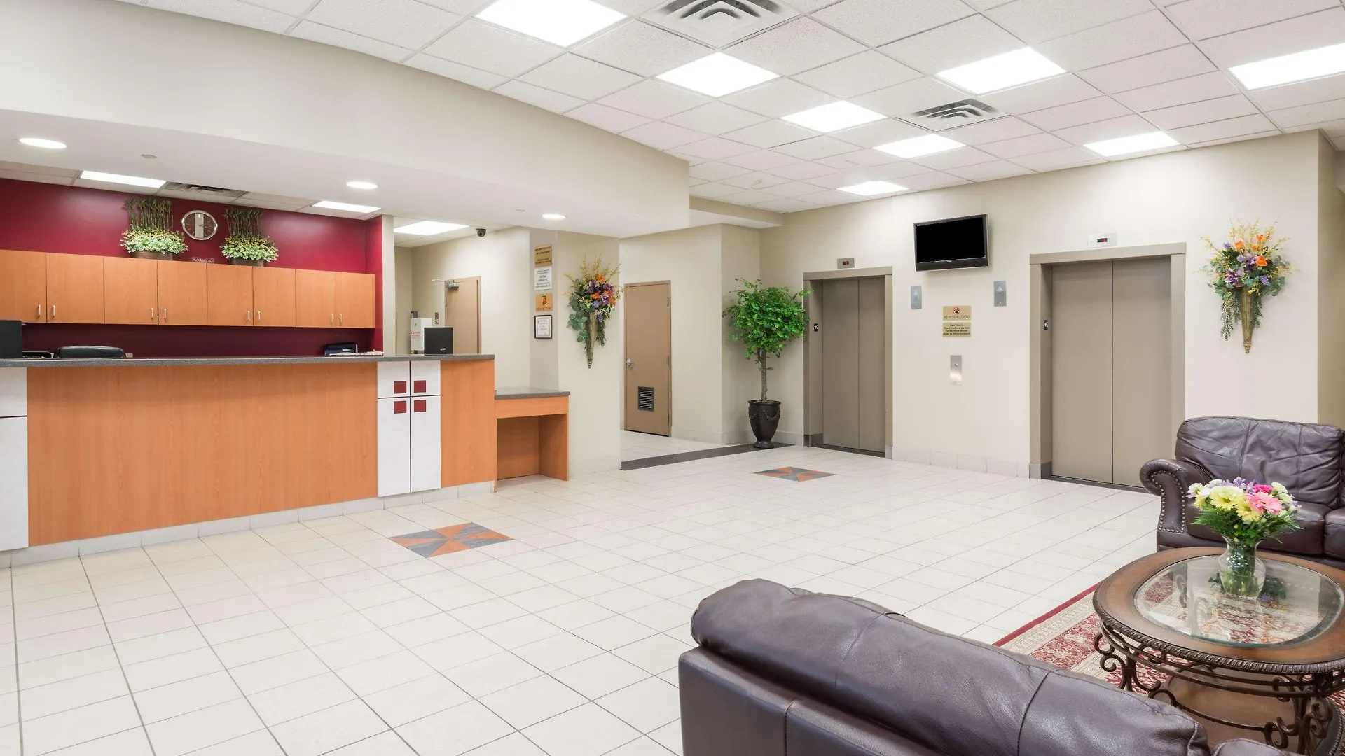 Super 8 By Wyndham Mississauga Hotel 2*,
