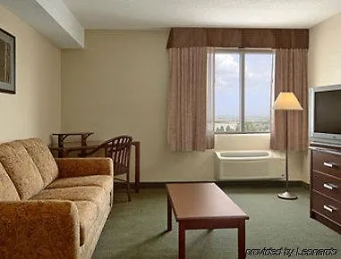 Super 8 By Wyndham Mississauga Hotel