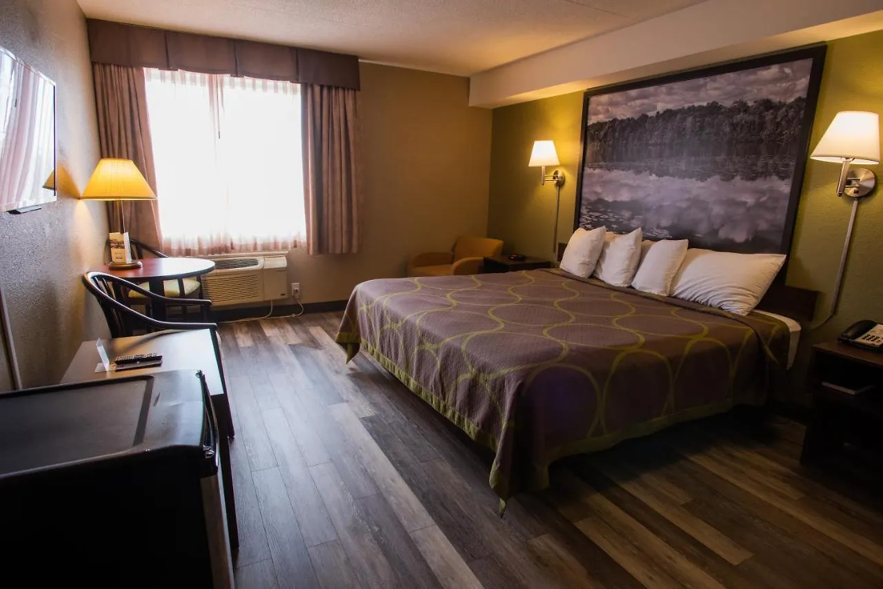 Super 8 By Wyndham Mississauga Hotel